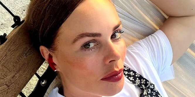 «В её возрасте так выглядеть? Как?!»: телеведущая Екатерина Андреева опубликовала фото из примерочной и восхитила соцсети