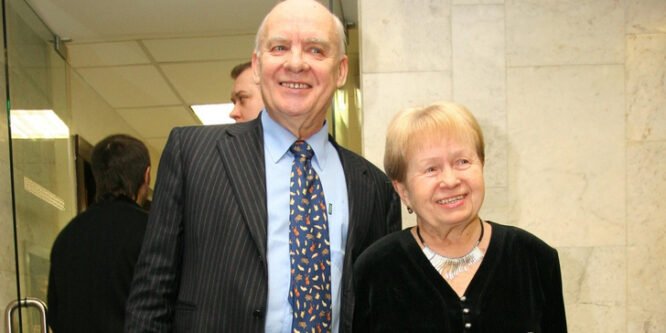 70 лет вместе прожили и стали единым целым., не могу…,, После ухода мужа Пахмутова впервые вышла на связь.