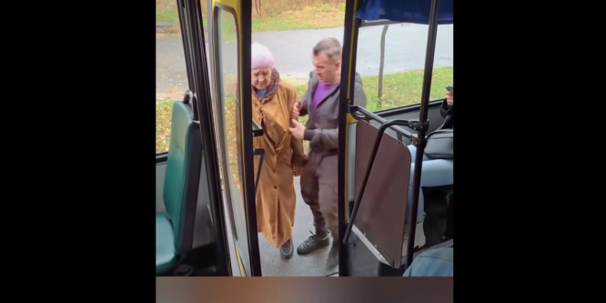 Старушка попыталась попасть в автобус, но пассажиры ей не разрешили. Водитель автобуса преподал урок всем пассажирам