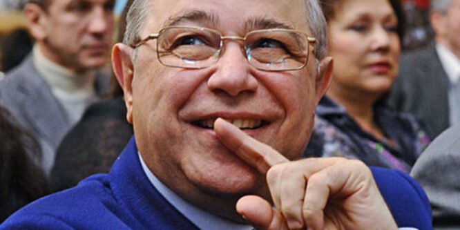 78-летний Евгений Петросян стал отцом в третий раз.