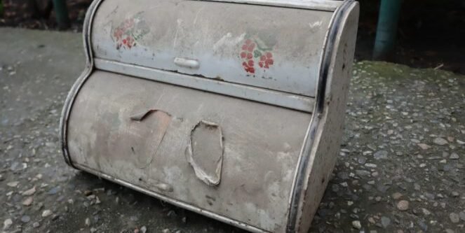 Подруга хотела выкинуть старую хлебницу из СССР. А я взяла и переделала ее. Теперь требует обратно