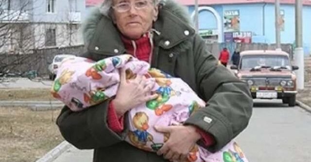 ВПЕРВЫЕ СТАЛА МАТЕРЬЮ В 65 ЛЕТ. ПРОШЛО 10 ЛЕТ: КАК ЖИВУТ ПОЖИЛАЯ МАТЬ И ЕЕ ДОЧЬ СЕЙЧАС