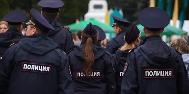 Мы с коллегой дежурили в одном из районов города, когда ко мне подбежала маленькая девочка и протянула листок бумаги.