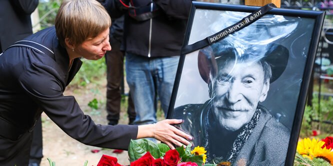 «Громче всех рыдала, гладила его, не могли оторвать от гроба»: Кто молодая женщина возле гроба Краско
