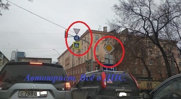Автоюрист объяснил, как действовать водителю, если знаки говорят «Уступи дорогу» и «Ты на главной»